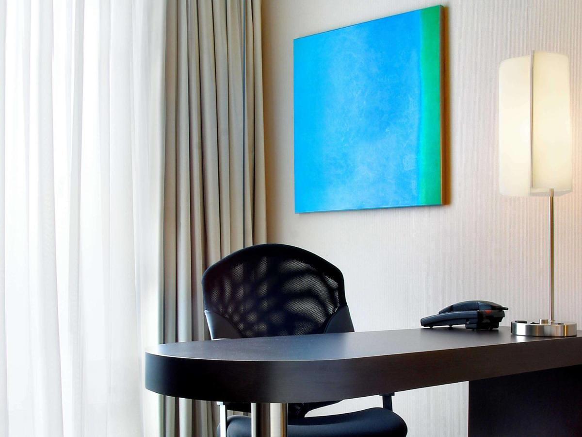 Novotel Toronto North York Экстерьер фото