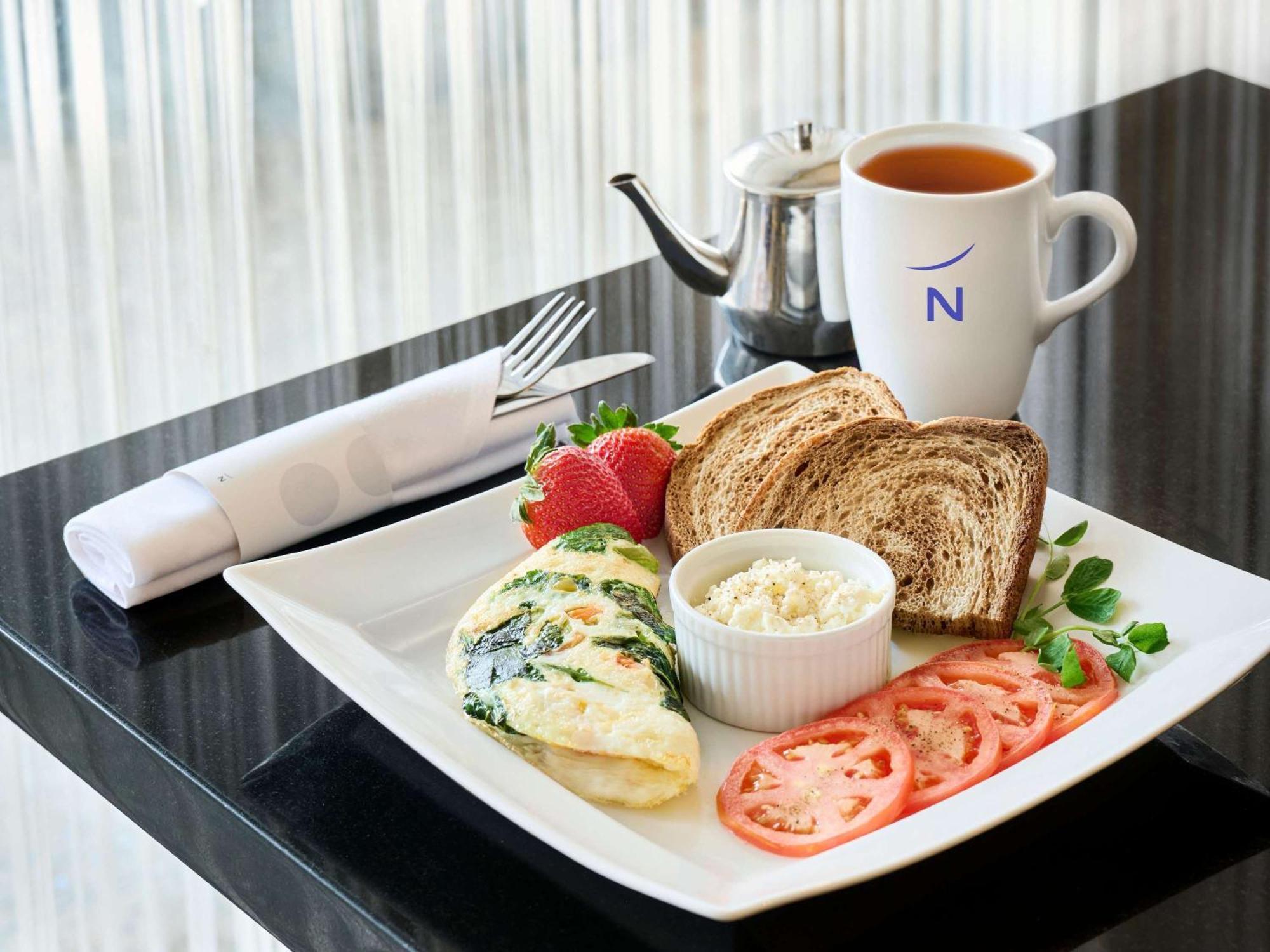Novotel Toronto North York Экстерьер фото