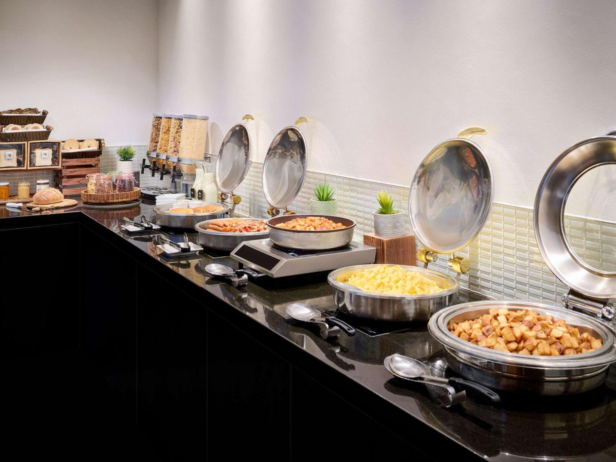 Novotel Toronto North York Экстерьер фото
