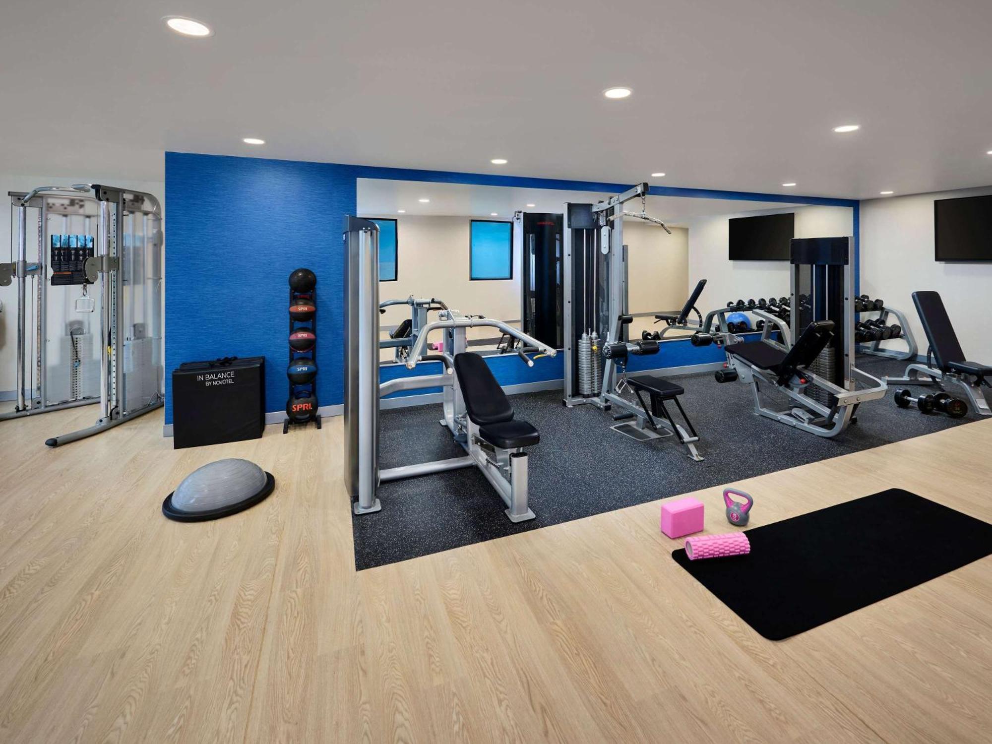 Novotel Toronto North York Экстерьер фото