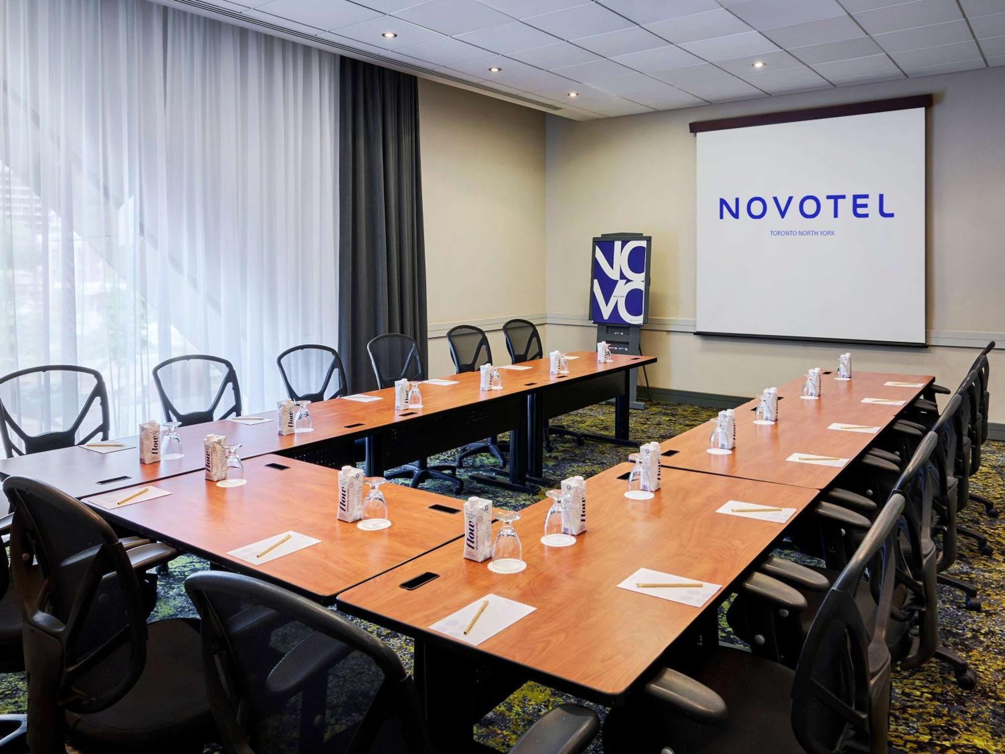 Novotel Toronto North York Экстерьер фото