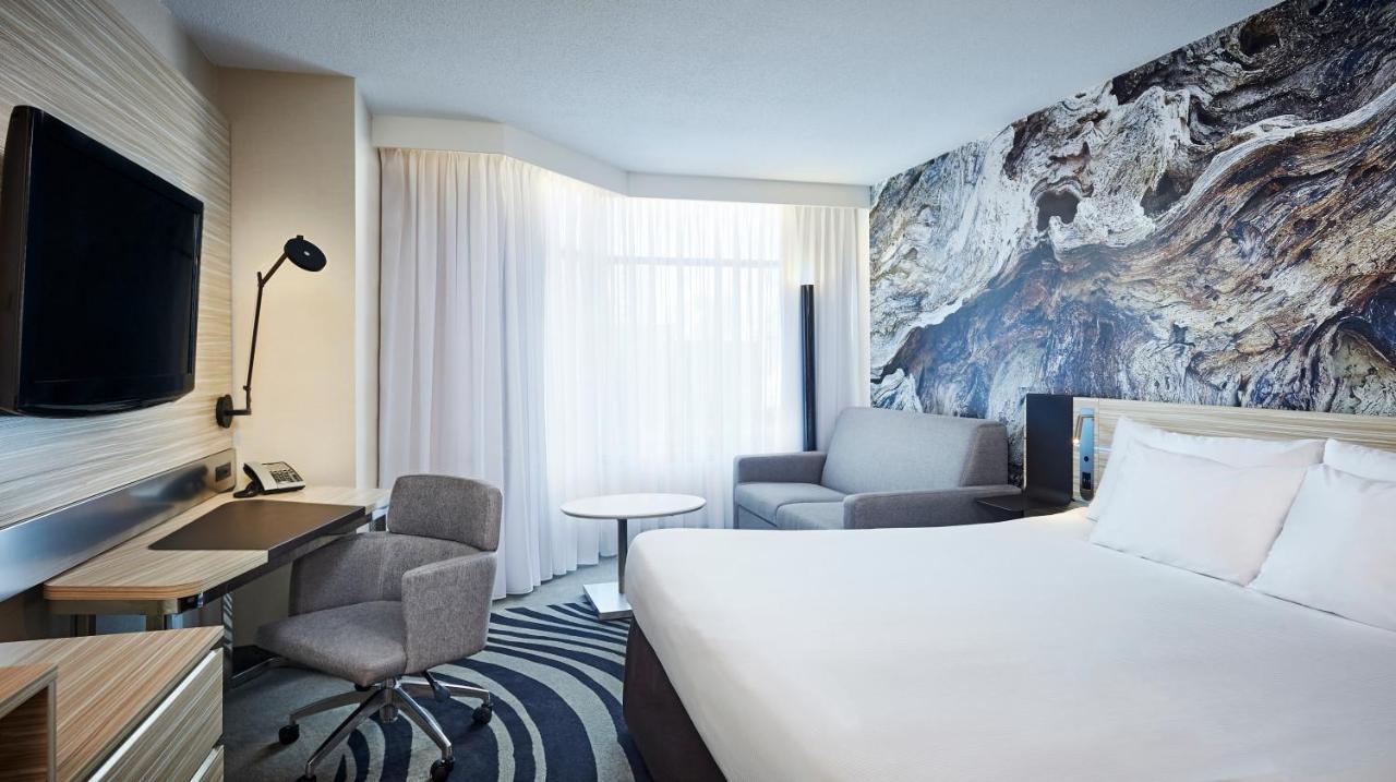 Novotel Toronto North York Экстерьер фото