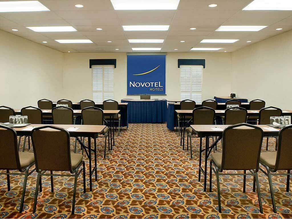 Novotel Toronto North York Экстерьер фото