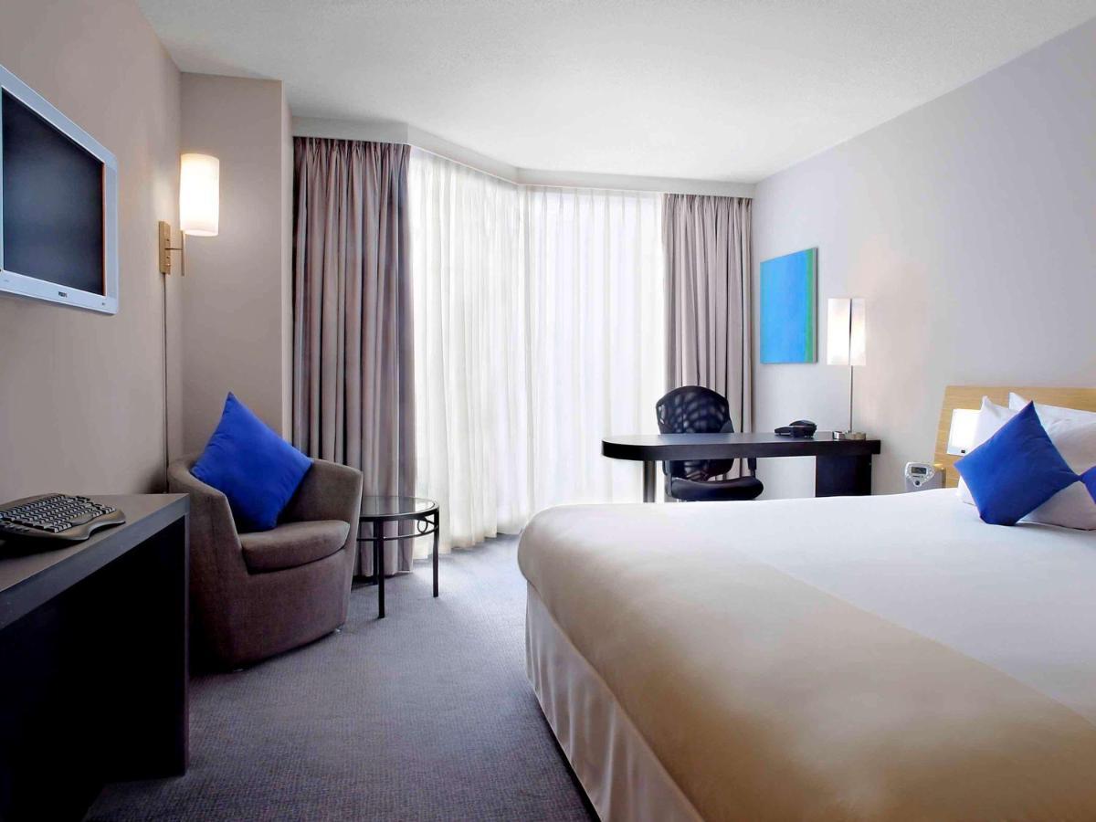 Novotel Toronto North York Экстерьер фото